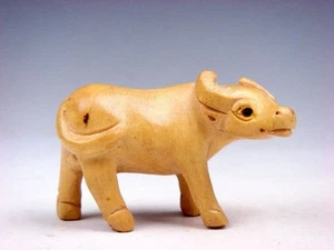 Japanese Boxwood Hand Carved Netsuke Buffalo Ox Walking #12062301 - Imagen 1 de 6