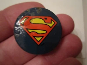 VINTAGE SUPERMAN LAPEL PIN - UNKNOWN AGE - BOX CC - Picture 1 of 2
