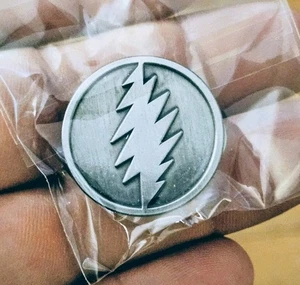 Grateful Dead 13 Punkt Blitzschraube erhöht silberfarben 1" Hutnadel - Bild 1 von 3