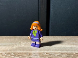 LEGO SCOOBY DO Daphne Blake Minifigure RARE scd004 - Picture 1 of 2