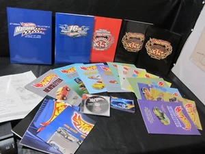 Hot Wheels NEWSLETTER BOOKLETS with folders and posters! Great lot! - Picture 1 of 14