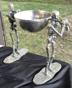 SCULTURA PIEDISTALLO SCHELETRI HALLOWEEN METALLO CARAMELLE BOWL - Foto 1 di 14