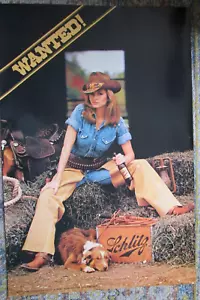 Poster birra sexy ragazza ~ 1980 SCHLITZ, cowgirl con ragazzi e cane, VOLETO - Foto 1 di 1
