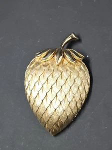 Broche Fresa Vintage Trifari Cepillado Pulido Tono Dorado, 2" X 1.25" - Imagen 1 de 6
