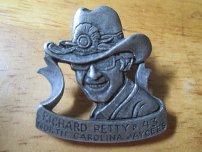 DE COLECCIÓN RICHARD PETTY #43 NASCAR DRIVER NC JAYCEES SOLAPA DE PELTRE FINO PINBACK Foto 1 de 2