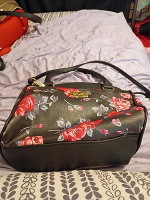 Bolso de Mano Betsy Johnson Patrón Floral Cuero Negro con Correa para el Hombro Foto 1 de 4
