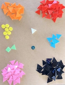 PLASTIC TRIANGLE BEADS 8 COLORS 160 Pcs JEWELRY MAKING Vintage Retro - Picture 1 of 1