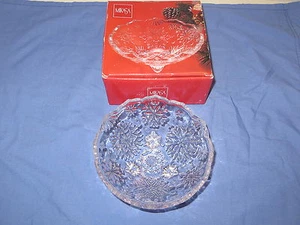 Tazón de cristal de patas redondas Mikasa de 5" patrón copo de nieve decoración navideña plato de dulces - Imagen 1 de 6