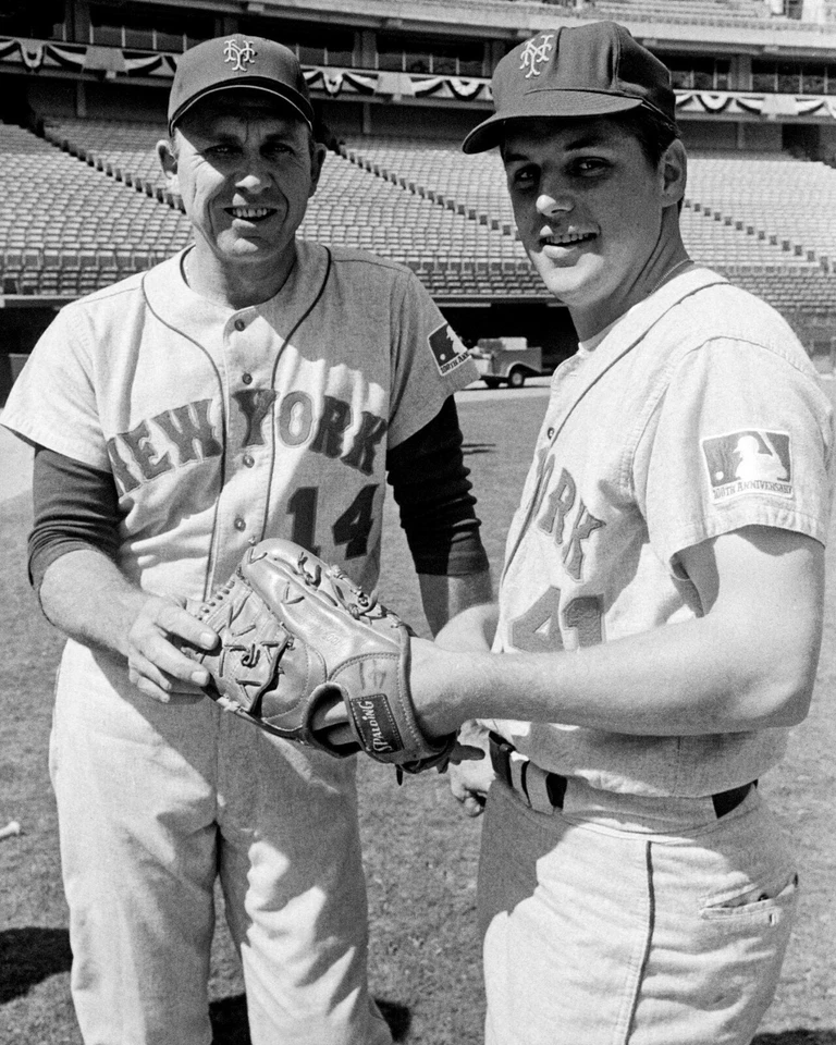 GIL HODGES & TOM SEAVER 8X10 PHOTO NEW YORK METS NY PICTURE MLB BASEBALL - Image 1 of 1