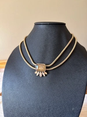 Gargantilha pingente de cristal corrente cobra tom dourado colar declaração Tory Burch - Imagem 1 de 4