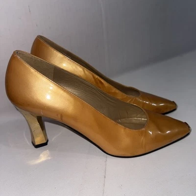 Stuart Weitzman Vintage Y2K 90s Old Money Yellow Gold Point Capped Toe Heels 7.5 - Image 1 of 4