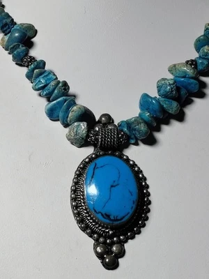 Grueso Collar Howlita Azul Piedra Chip con Colgante Ovalado Grande Boho Tribal Declaración Foto 1 de 4