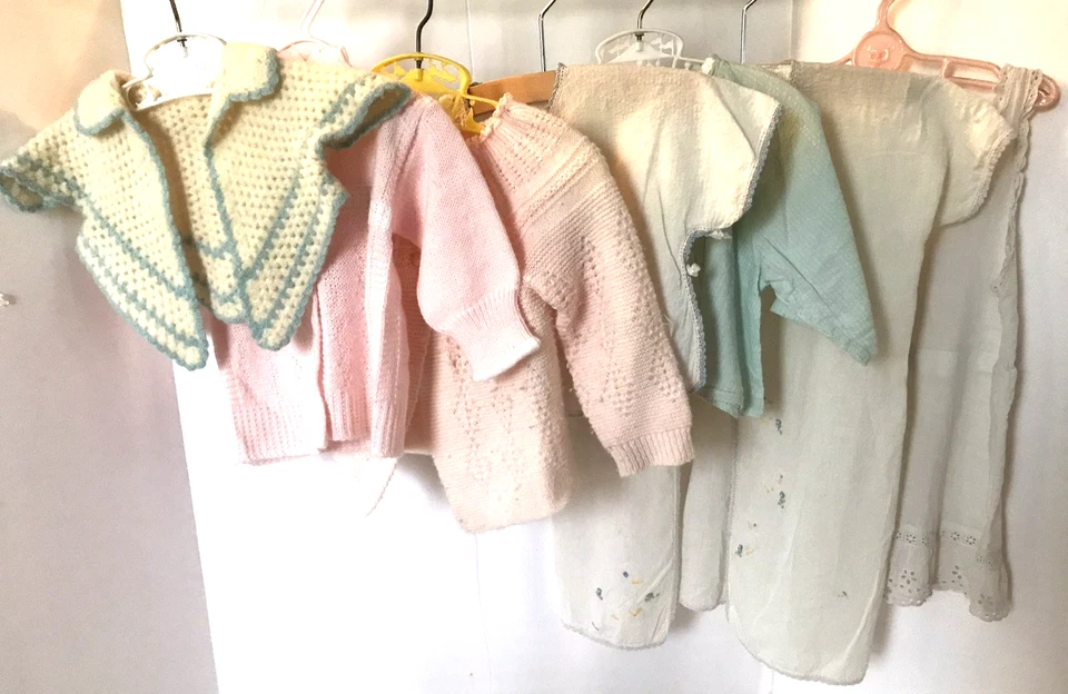 Lote de 7 piezas de colección años 50-60 ropa de bebé suéteres batas de algodón sin cordones GC Foto 1 de 4