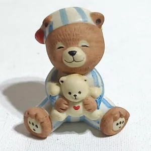 Estatuilla de Colección BC Bronson Oso de Peluche Porcelana Bisque Arte Oso Sentado con Peluche - Imagen 1 de 5