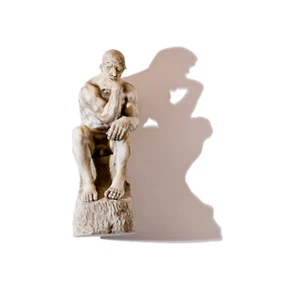 Skulptur „Der Denker“, im Stil von Rodin – Steinguss/Gips – 24,5 cm hoch - Bild 1 von 8