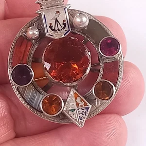 Grande spilla antica vittoriana argento scozzese pietre dure e paste miste..38mm. - Foto 1 di 24