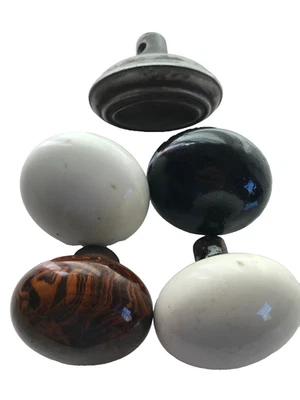 Lote 5 perillas de puerta antiguas, porcelana, metal, blanco, negro, raya de tigre. Foto 1 de 4