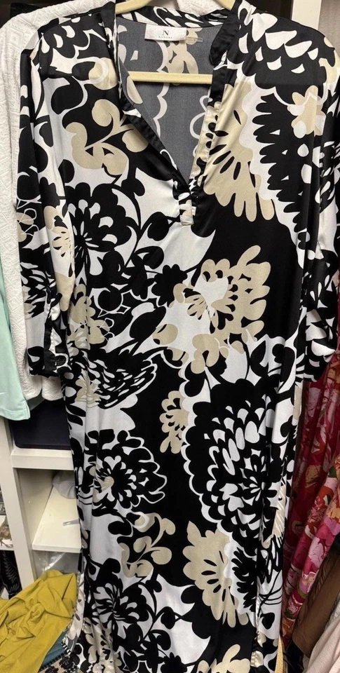 Ropa de salón Natori para mujer mediana satinada floral caftán negro blanco tostado Foto 1 de 4