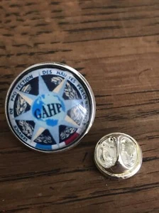 GROS PIN'S 2cm Métal Argenté Fantaisie Police Protection Haute Personnalité GAHP - Picture 1 of 1