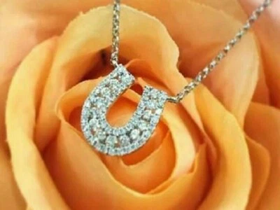 Colgante de herradura de diamante D/VVS1 de corte redondo de 0.75 Ct con acabado en oro blanco de 14K Foto 1 de 2