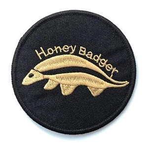Parche bordado de cuchillos Honey Badger de 3 1/4" redondo con respaldo de gancho de velcro - Imagen 1 de 5