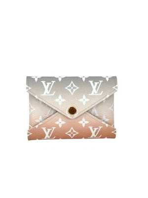Estojo de cartão Louis Vuitton Kirigami Pochette pequena piscina monograma gigante - Imagem 1 de 4