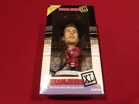 Steve Yzerman Headliners XL NHL Detroit Red Wings-Limited Edition 1998 Cover