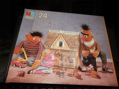 lot of 2 Milton Bradley vtg Sesame Street Muppets & Snoopy 24 Piece Puzzles Comp - Image 1 of 4