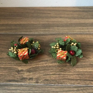 Two miniature Christmas wreath with presents and berries and leaves  70s/80s - Picture 1 of 6