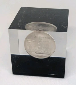 1973 Montreal Olympic Silver Coin In epoxy cube - The city - Desk weight - Picture 1 of 4