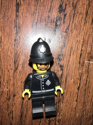 LEGO Genuine Collectible Minifigure Series 11 Constable col177 - Image 1 of 2