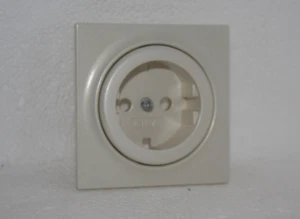 Gira S-Classic Steckdosen Blende in perlmutt weiß - Bild 1 von 1