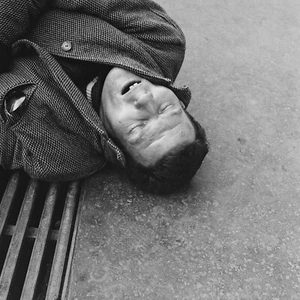 Photo sur papier  argentique dormeur PARIS 1960 format 30x30cm - Picture 1 of 1