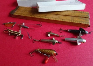 SMALL COLLECTION OF TINY VINTAGE HARDY THREADLINE FISHING LURES IN RELATED BOX - Picture 1 of 13