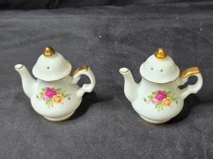 Royal Albert Bone China Old Country Roses Teapot Salt & pepper Shakers - Picture 1 of 1