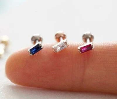 Brinco CZ Tiny Baguette Tragus, brinco retangular de cartilagem de strass, vibrante - Imagem 1 de 4