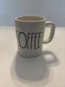 TAZA DE CAFÉ RAE DUNN "CAFÉ" COLECCIÓN ARTESANAL MAGENTA TODO BLANCO - Imagen 1 de 5