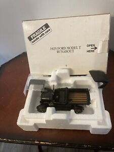 Danbury Mint 1/24 Die Cast 1925 Ford Model T Runabout Truck with Box
