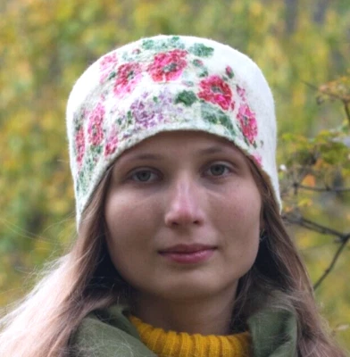 乌克兰毛毡羊毛帽子-ochipok 白色带罂粟花民族风格制造 — 第 1/4 张图片