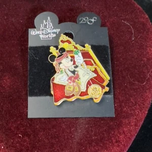 2008 Mickey Mouse Pirate Disney Pin Treasure Hunter - Picture 1 of 8
