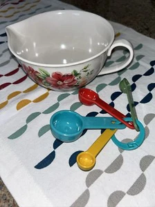 Pioneer Woman 2 Cup Floral roses Melamine Measuring bowl  & Measuring Spoons - Picture 1 of 8