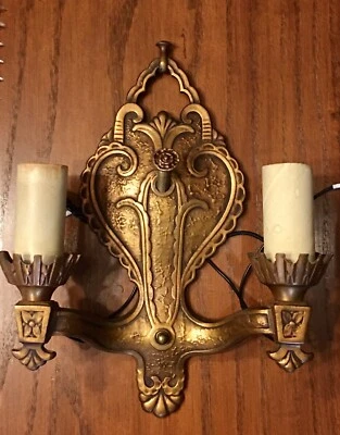 Aplique antiguo de 2 brazos de la década de 1920 Foto 1 de 2