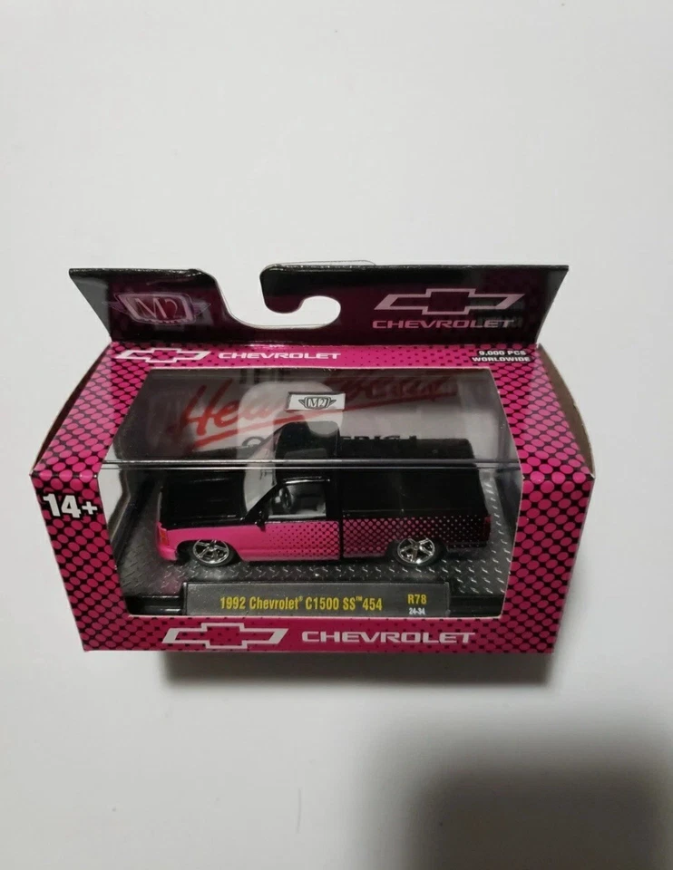 2024 Máquinas M2, 1:64 Negro y Rosa 1992 Chevrolet C1500 SS 454 R78 24-34 Foto 1 de 1