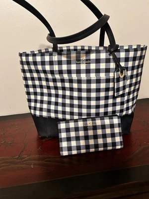 Bolso y billetera Kate Spade a cuadros y brillantes de la marca Foto 1 de 4