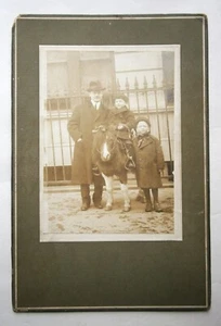 Fotografía de niños con pony de los años 20 - Imagen 1 de 3