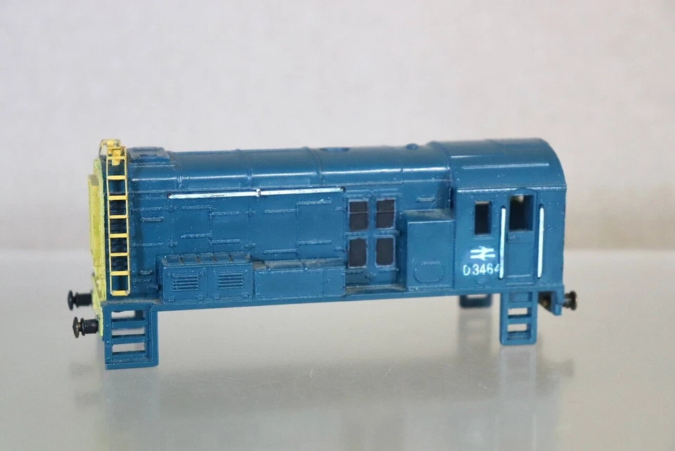 WRENN W2232 REPAINTED BODY for BR CLASS 08 DIESEL SHUNTER LOCOMOTIVE D3464 od - Image 1 of 4