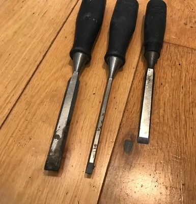 3 x STANLEY 5500 & 5005 BLACK HANDLE  STEEL CHISELS 6mm, 12mm ,12mm  (Cage 14) - Image 1 of 4