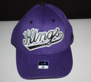 Gorra Sacramento Kings Team NBA Baloncesto Adidas Calce Elástico S/M Púrpura Nueva con Etiquetas - Imagen 1 de 13