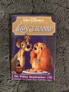 De colección Disney Pinback Dama Vagabundo En Video 15 de Septiembre Cultura Pop Botón VHS - Imagen 1 de 2