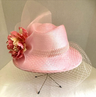 Sombrero de paja rosa vintage Glory II para mujer con detalle de malla Derby iglesia boda Foto 1 de 4